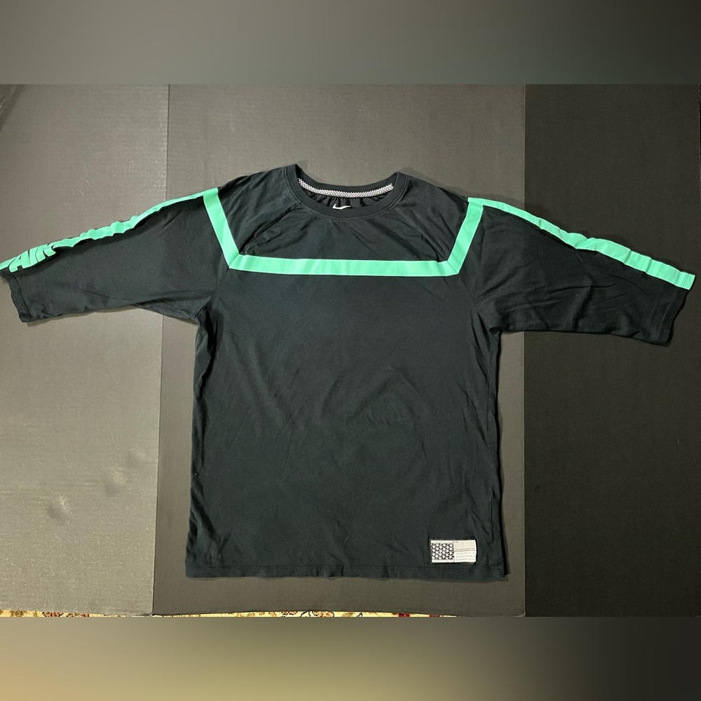 Nike Men's T- Shirt QT Banned Bars 3/4 shirt